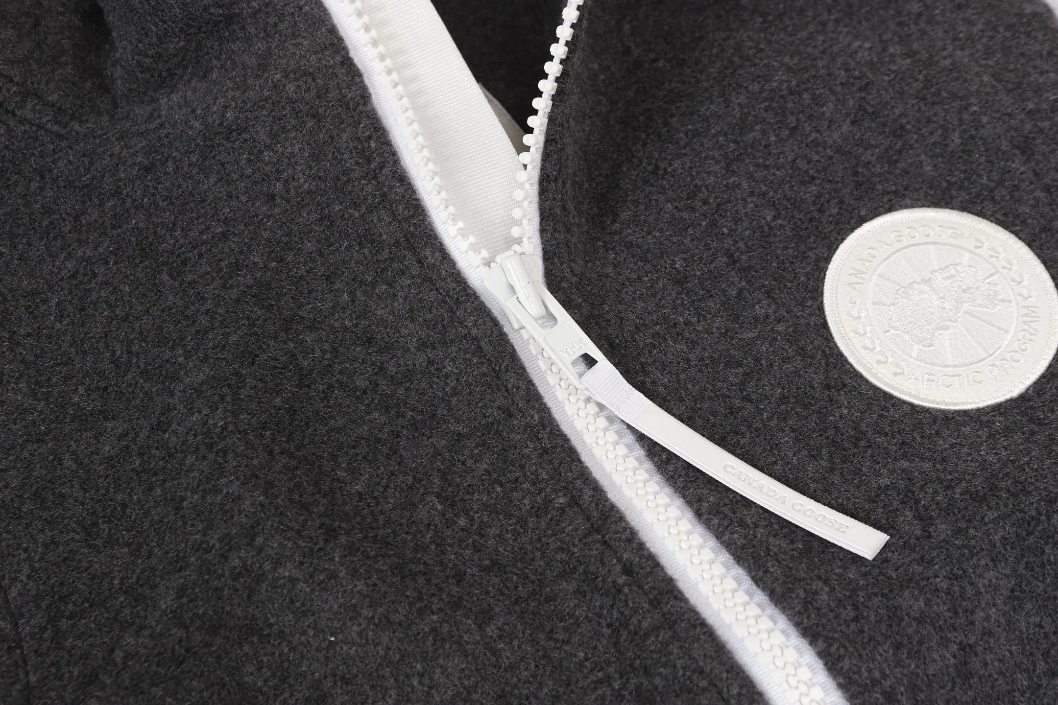 P600 Canada Giose/Canada Goose Mersey fleece vest 7052MB CANADA GOOSE Canada Goose Mersey men's wool fleece vest 7052MB ·Made of Kind Fleece wool fleece fabric, which can provide excellent comfort and diverse functionality ·A weatherproof placket is designed under the front zipper to prevent wind and keep warm ·Ribbed knit hem and articulated sleeves improve comfort and fit ·2 exterior pockets: both hand pockets with concealed buckles ·White Canada Goose disc logo embroidered on left chest.   A0 Size:S-XXL